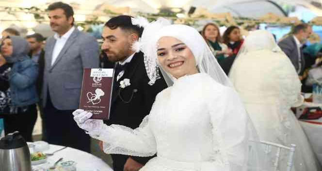 Bağcılar’da 15 çift toplu düğün şöleniyle dünya evine girdi