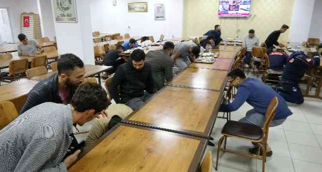 Osmaniye’de öğrenciler deprem tatbikatına akşam yemeğinde yakalandı