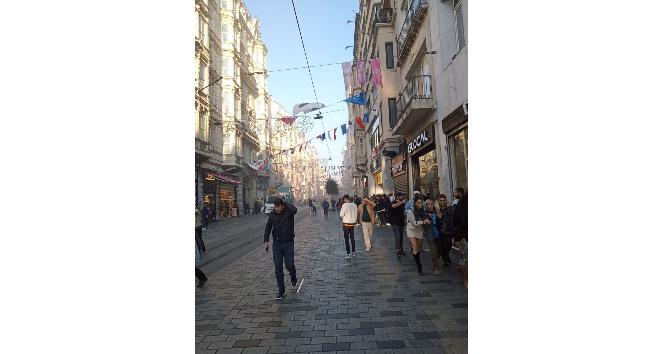 Beyoğlu İstiklal Caddesi’nde patlama meydana geldi. Bölgeye çok sayıda sağlık ve polis ekibi sevk edildi.