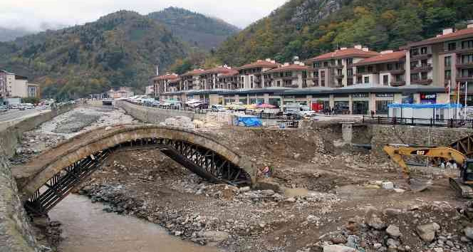 Dereli’de 2 yıl önce yaşanan selde zarar gören tarihi kemer köprünün onarımına başlandı