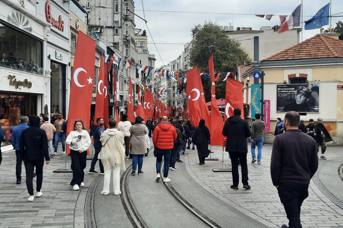 İstiklal Caddesi Türk bayraklarıyla donatıldı