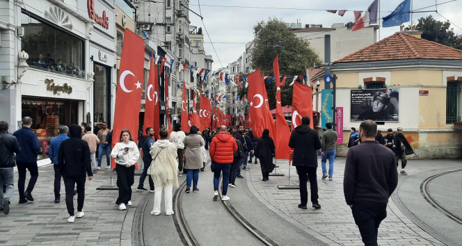 İstiklal Caddesi Türk bayraklarıyla donatıldı