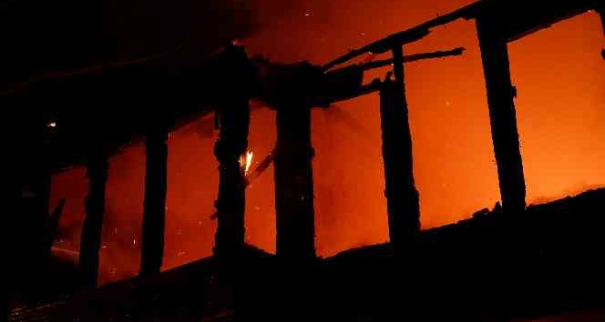 Geceyi alevler aydınlattı, tarihi ahşap bina alev topuna döndü