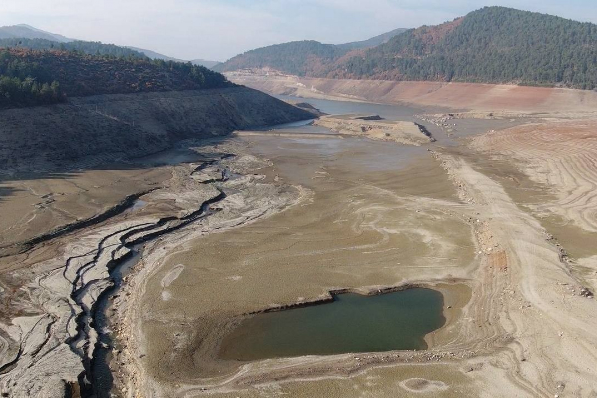 Bursa'da kuraklık alarmı....Tamamen kurudu, havadan böyle görüntülendi