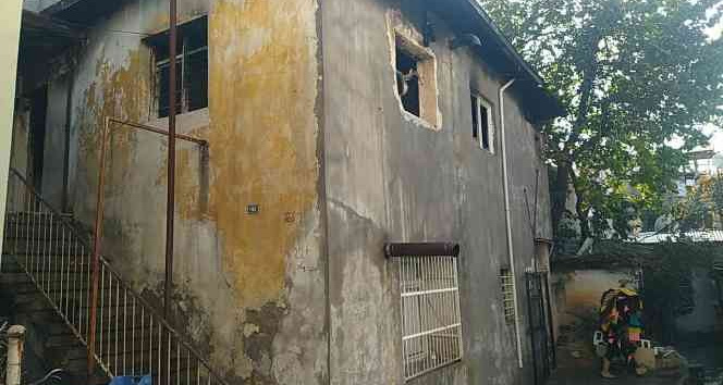 Ev Alevlere Teslim Oldu, 1'i Çocuk 5 Kişi Dumandan Etkilendi - Adana