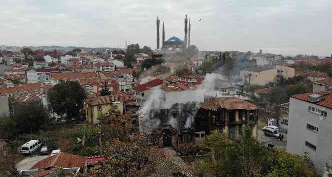 Alevlerin göğe yükseldiği, binanın küle döndüğü yangının boyutu havadan görüntülendi
