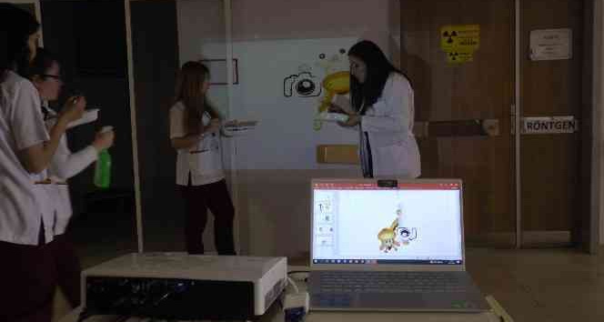 Üniversite öğrencileri Çocuk Acili Resimlerle Süslüyor