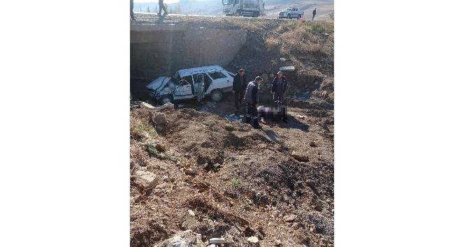 Otomobil köprüden düştü: 1 ölü, 2 yaralı