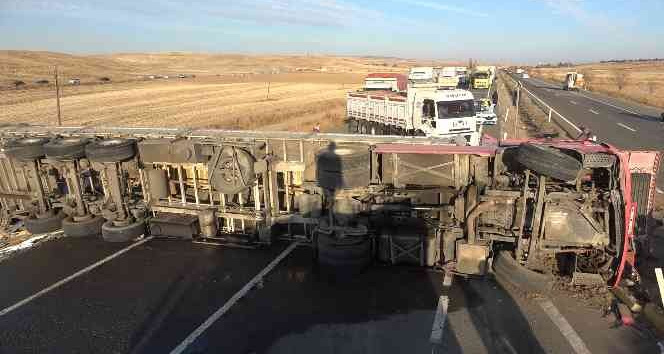 Metrelerce sürüklenen tır karşı şeride devrildi: 1 yaralı