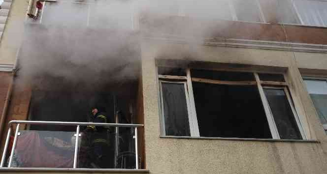 Yangında can pazarı: Mahsur kalan kadını kapıyı kırıp kurtardılar