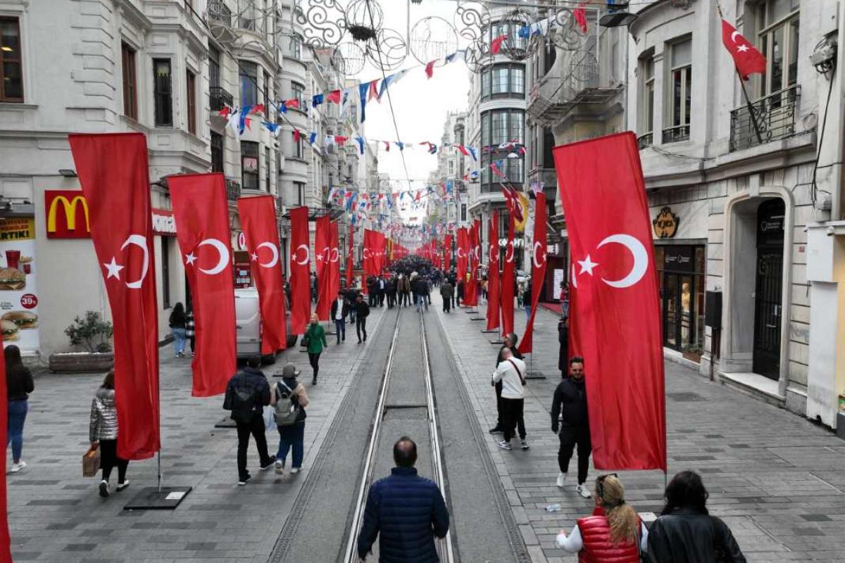 Bin 200 adet Türk Bayrağıyla donatılan İstiklal Caddesi havadan görüntülendi