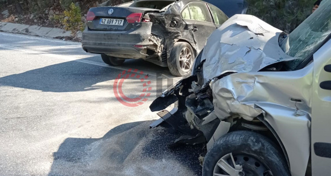Antalyada 2 araç çarpıştı: 5 yaralı