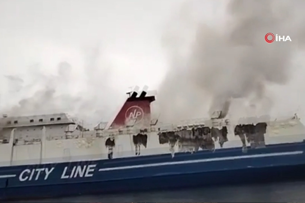 Endonezya'da turist gemisinde yangın