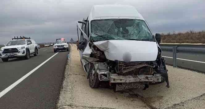 Yolcu minibüsü ile kamyonet çarpıştı: 8 yaralı