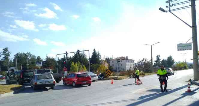 Otomobilin çarptığı motosikletteki 2 genç ağır yaralandı
