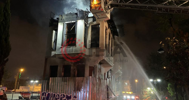 Fatihte 3 katlı tarihi ahşap bina alev alev yandı