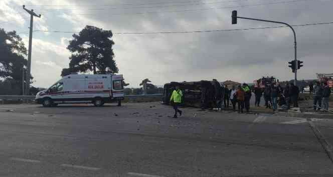 Minibüs ile otomobil çarpıştı:6 yaralı