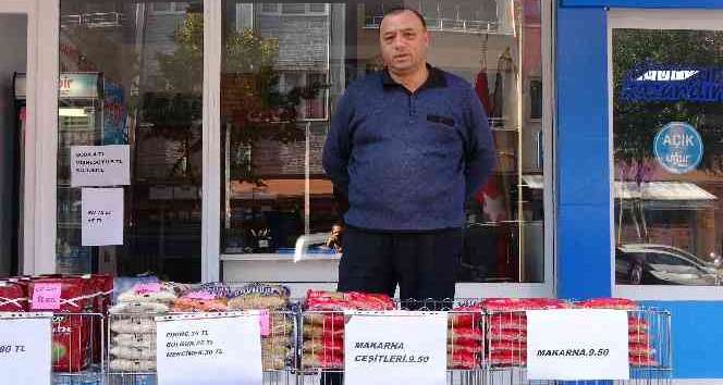 Kırtasiyeci, zincir marketlere tepki için gıda malzemesi satıyor
