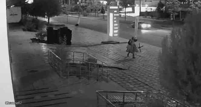 Batman’da hırsızlar aynı caddedeki dükkanlara dadandı: O anlar kamerada