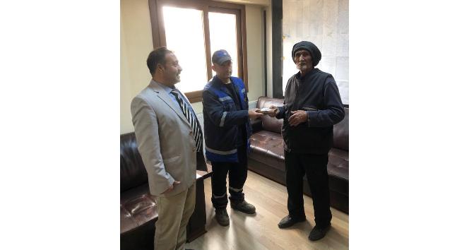 Temizlik görevlisi yerde bulduğu para dolu cüzdanı sahibine teslim etti