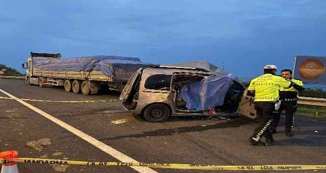 Hafif ticari araç tıra çarptı: 1 ölü, 3 yaralı