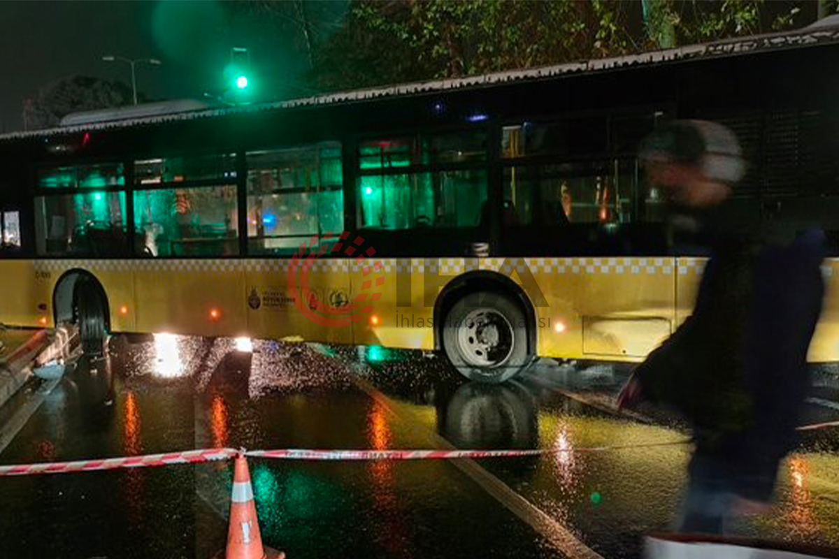 Üsküdar&#039;da kaygan yolda kontrolden çıkan İETT otobüsü direğe çarptı