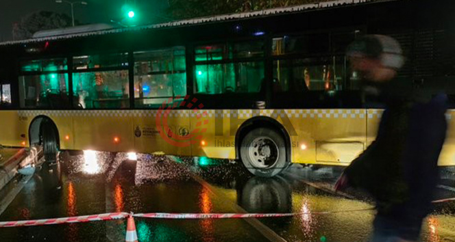 Üsküdarda kaygan yolda kontrolden çıkan İETT otobüsü direğe çarptı