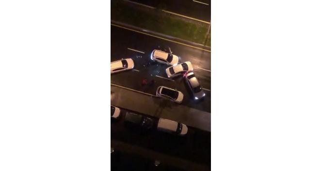 Ümraniye’de şüpheli şahıslar, kendilerini durduran polis otolarına çarparak kaçtılar