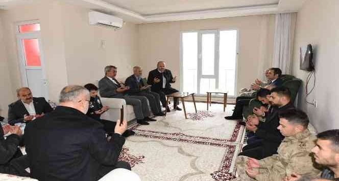 Batman valisi Canalp, Sason’da şehit Faim Bozkurt’un ailesiyle bir araya geldi