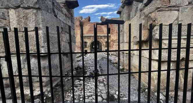 2 bin yıllık İstanbul Kapı’daki mozaik ve taş yol göz kamaştırıyor