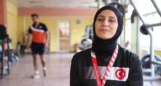 ‘Erkek sporu yapamazsın’ diyenlere inat bilek güreşinde 5 kez dünya şampiyonu oldu