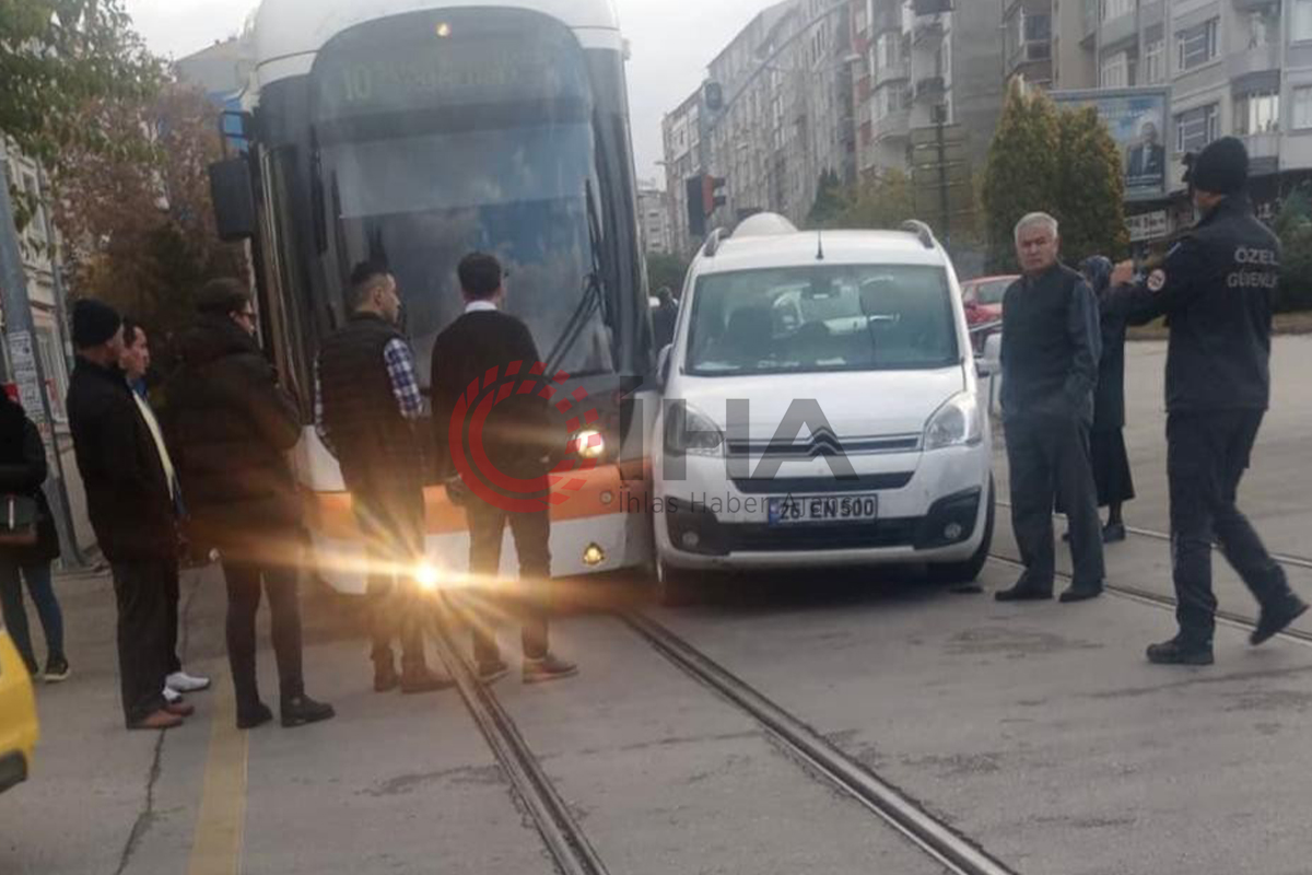 Tramvay kazası trafiği felç etti
