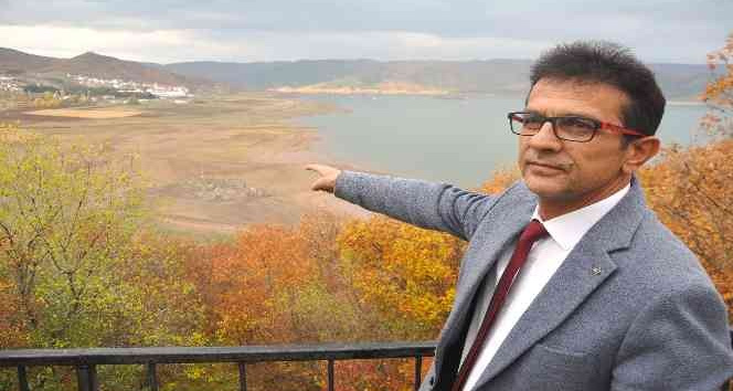 Su seviyesi düştü, kayalık göründü