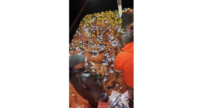 Çanakkale Boğazı’nda ağlarına tek seferde yaklaşık 2 bin palamut takıldı