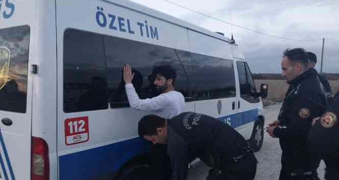 ‘Dur’ ihtarına uymadı, polis aracına çarpıp kaçtı