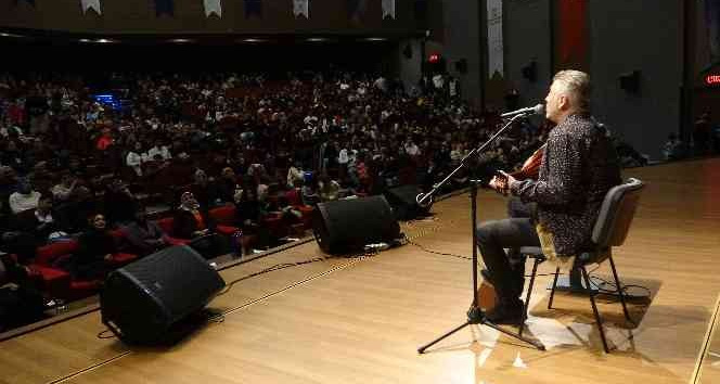 Metin Şentürk, üniversite öğrencilerini hem eğlendirdi hem de hayat tecrübesini paylaştı