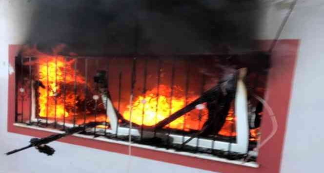 Alevlere teslim olan ev kullanılmaz hale geldi