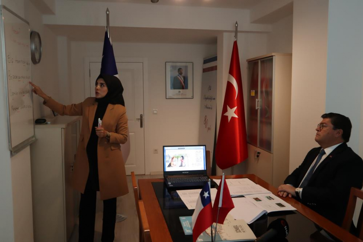 Şili’nin Ankara Büyükelçisi Arcos Türkçe öğreniyor
