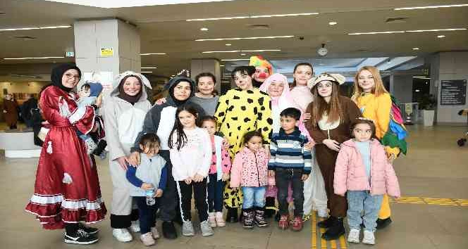 Masal kahramanı kılığına giren öğrenciler hasta çocuklara moral verdi