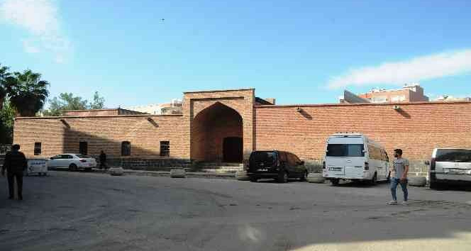 Cizre Kırmızı Medrese’deki çatı kaldırıldı, ihtişamı ortaya çıktı