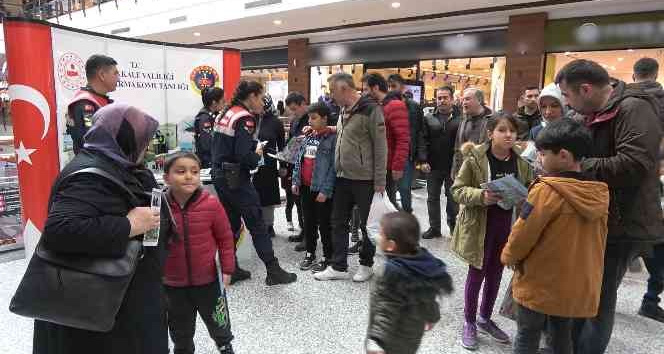 Jandarma ’HAYDİ’ uygulamasını tanıtıp, çocuklara boyama kitabı hediye etti