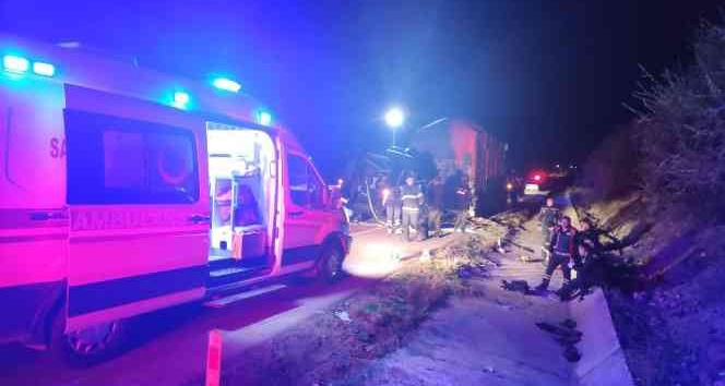 Amasya’da tiyatro oyuncularını taşıyan minibüs tıra çarptı: 3 ölü, 8 yaralı