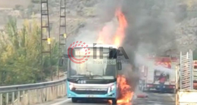 Diyarbakırda belediye otobüsü seyir halinde cayır cayır yandı