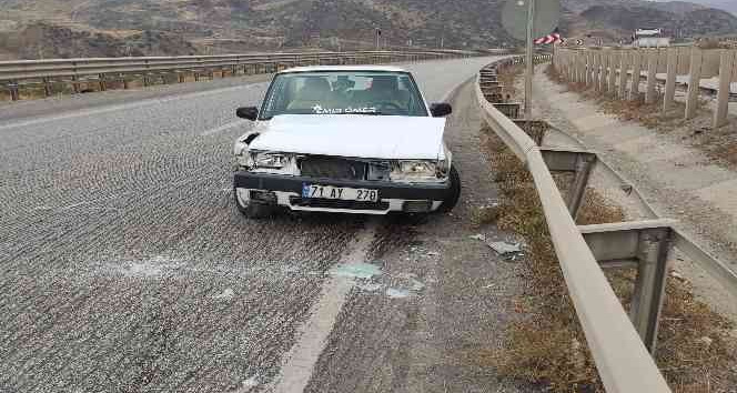 Tekeri kopan otomobil bariyere çarptı: 3 yaralı