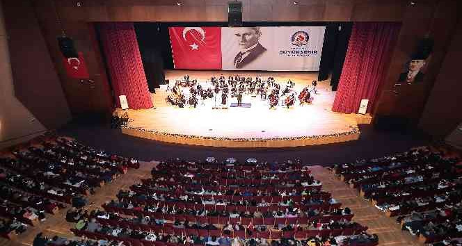 Dev orkestra Neşet Ertaş’ın türkülerini seslendirdi