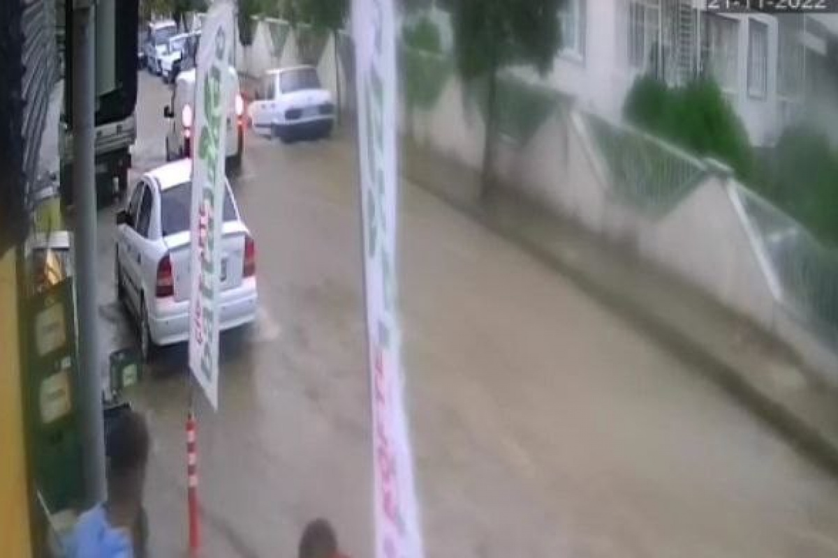 Bornova&#039;da sel suları bir otomobili böyle sürükledi