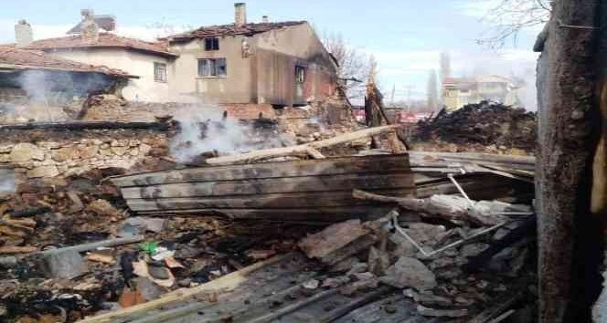 Çavdarhisar’daki yangında 3 ev ve bir samanlık yandı