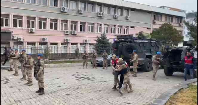 Muş’ta yakalanan PKK/KCK’lı terörist ile 2 iş birlikçi tutuklandı