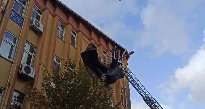 Edirne’de şiddetli lodos çatıyı uçurdu