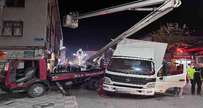Tokat’ta kamyonet itfaiye aracına çarptı: 1 yaralı